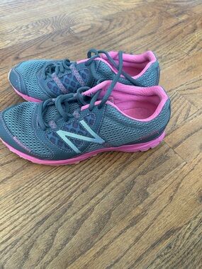 Women’s New Balance 310 Grey & Pink Running Shoes. Womens size 6.5